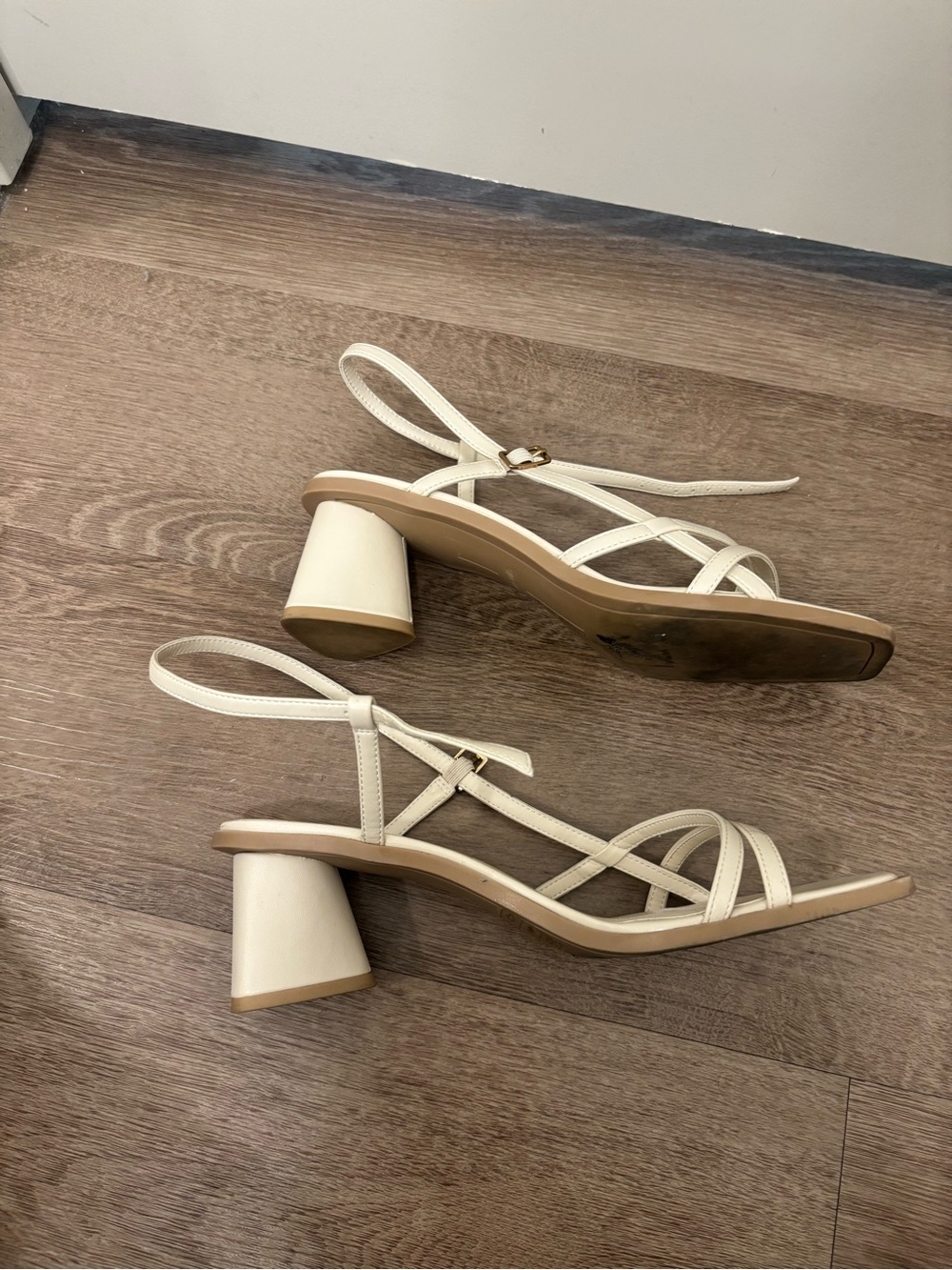 Dolce Vita Britt Sandal - Picture 3 of 7